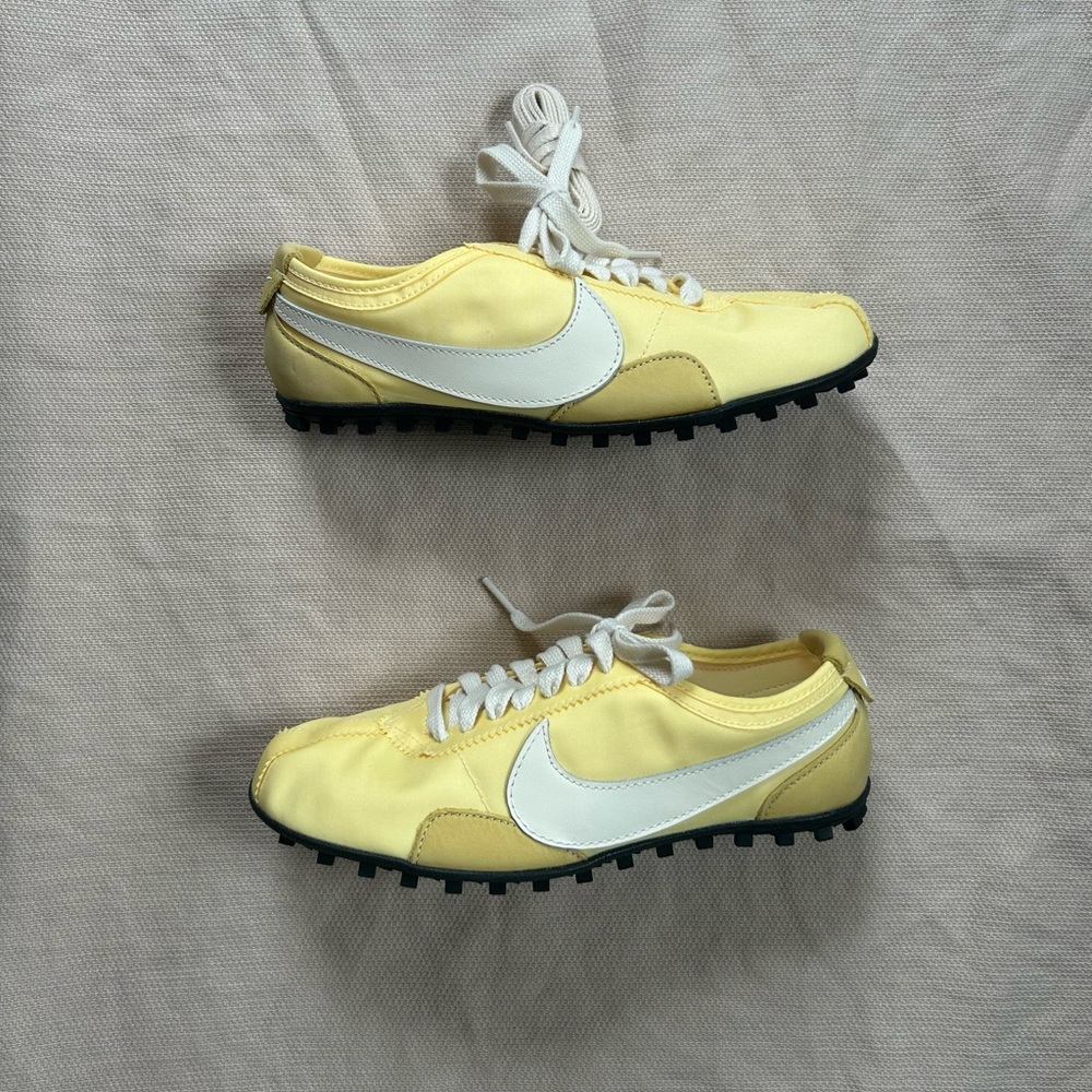 NEW - Nike WMNS Moon OG “Soft Yellow” US WM 6.5